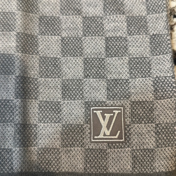 Authentic Louis Vuttion scarf. Never worn! - Picture 3 of 3